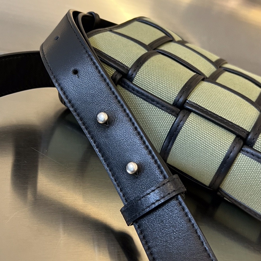 bo*te*ga Ve*ne*ta bv cassette phone pouch