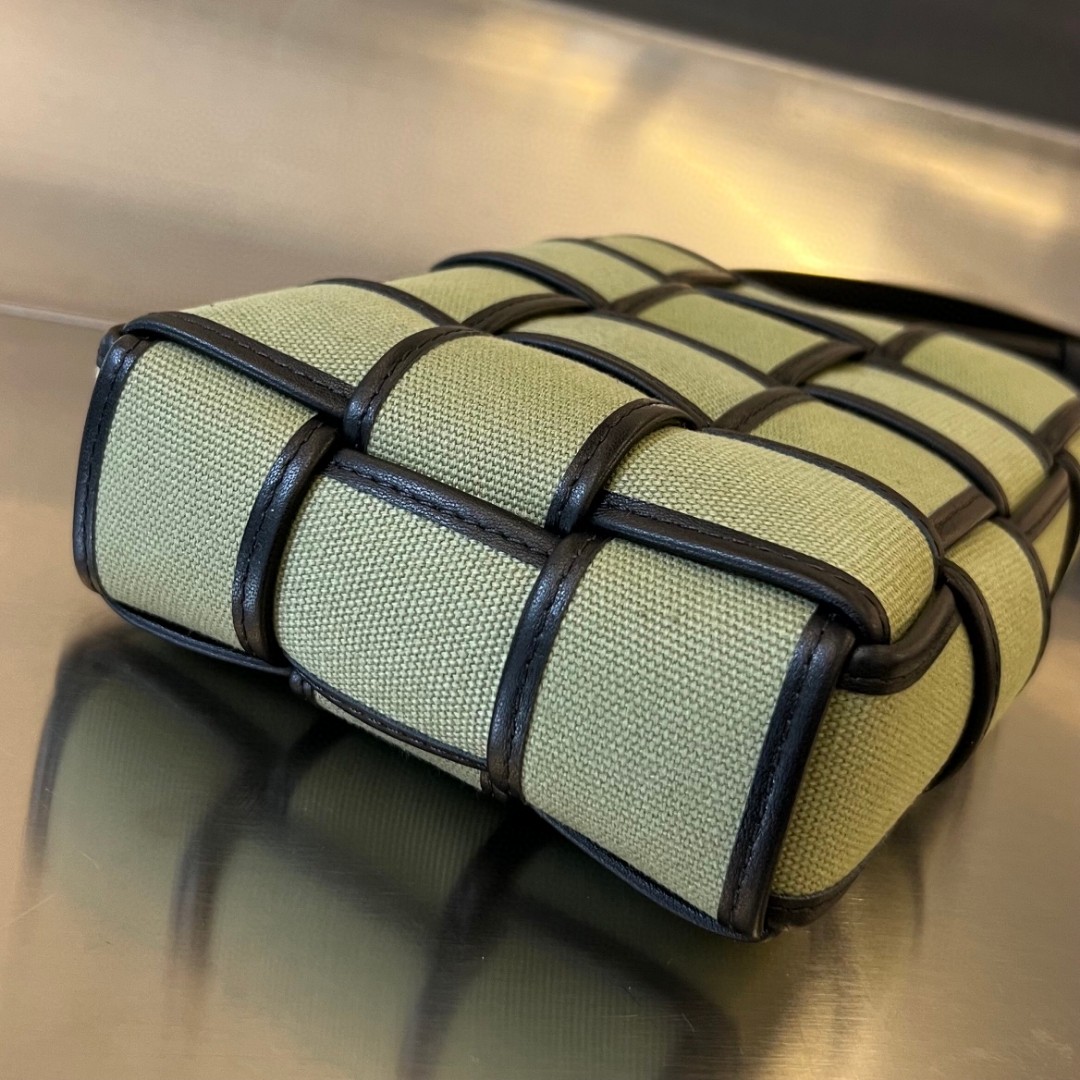 bo*te*ga Ve*ne*ta bv cassette phone pouch