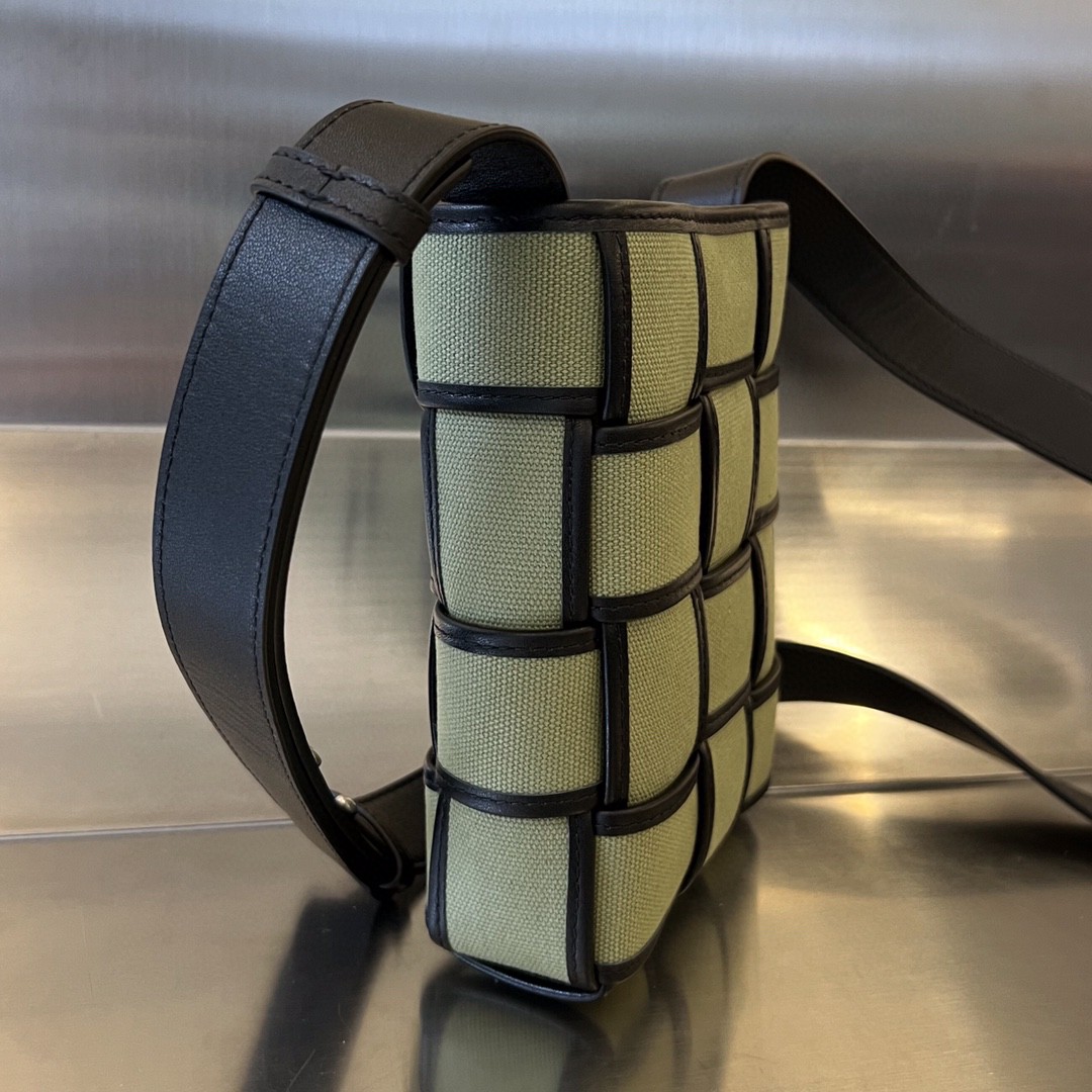 bo*te*ga Ve*ne*ta bv cassette phone pouch