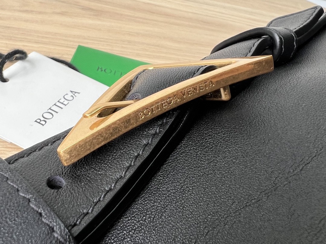 bo*te*ga Ve*ne*ta cradle