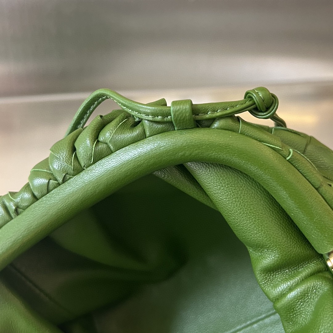 bo*te*ga Ve*ne*ta mini pouch