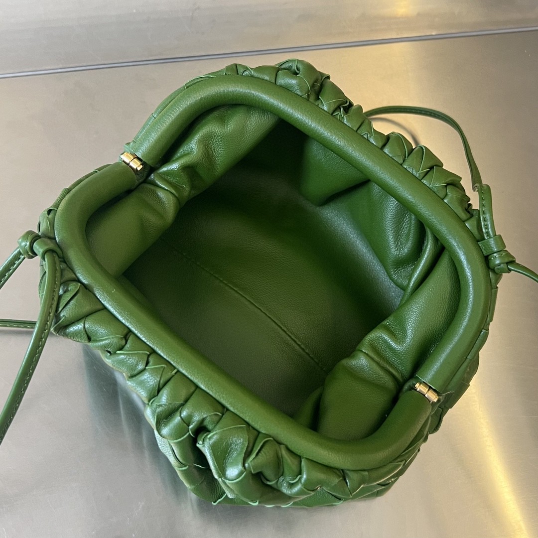 bo*te*ga Ve*ne*ta mini pouch