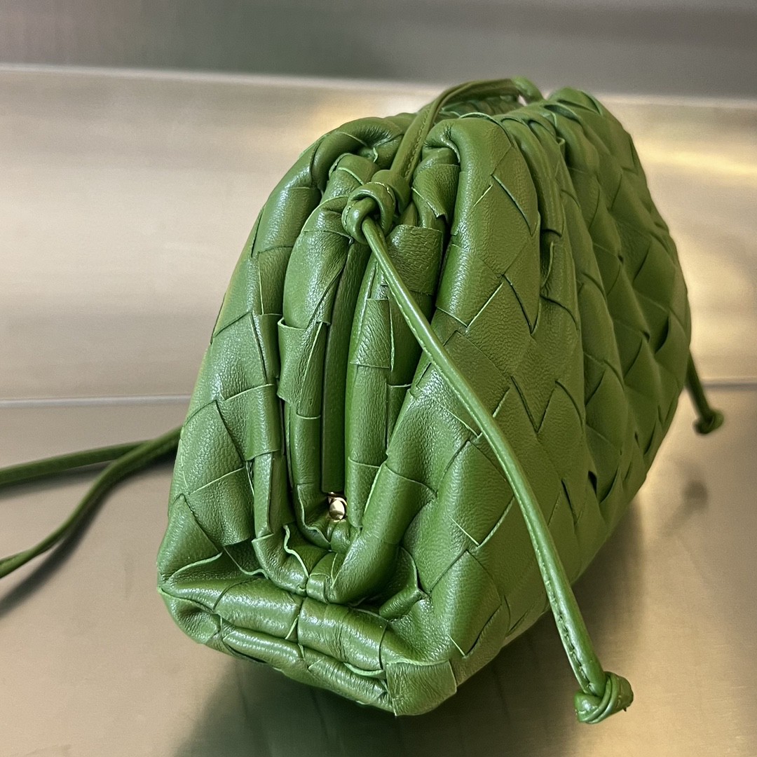 bo*te*ga Ve*ne*ta mini pouch