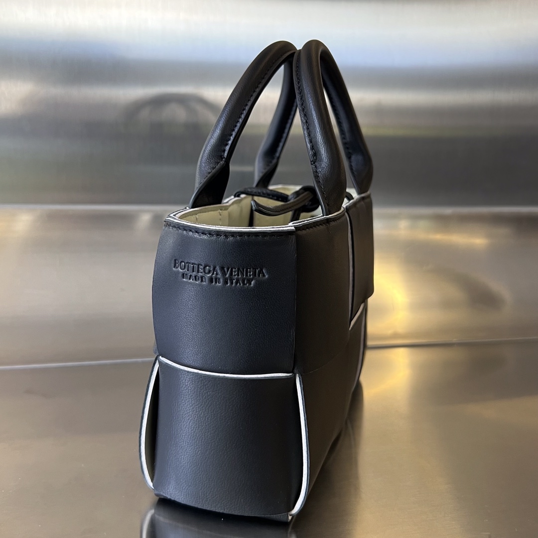 bo*te*ga Ve*ne*ta bv candy arco tote bag