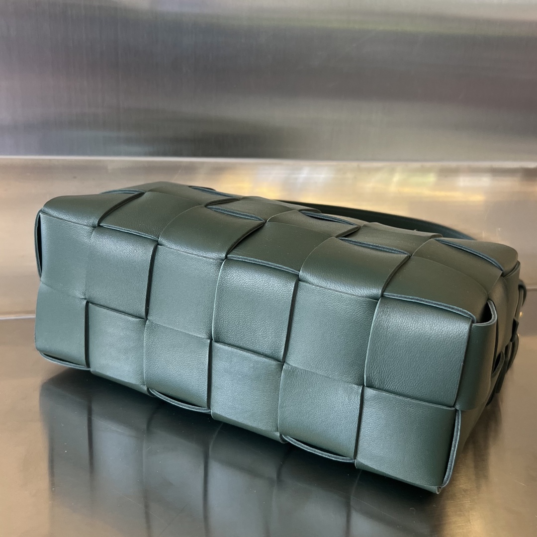 bo*te*ga Ve*ne*ta brick cassette