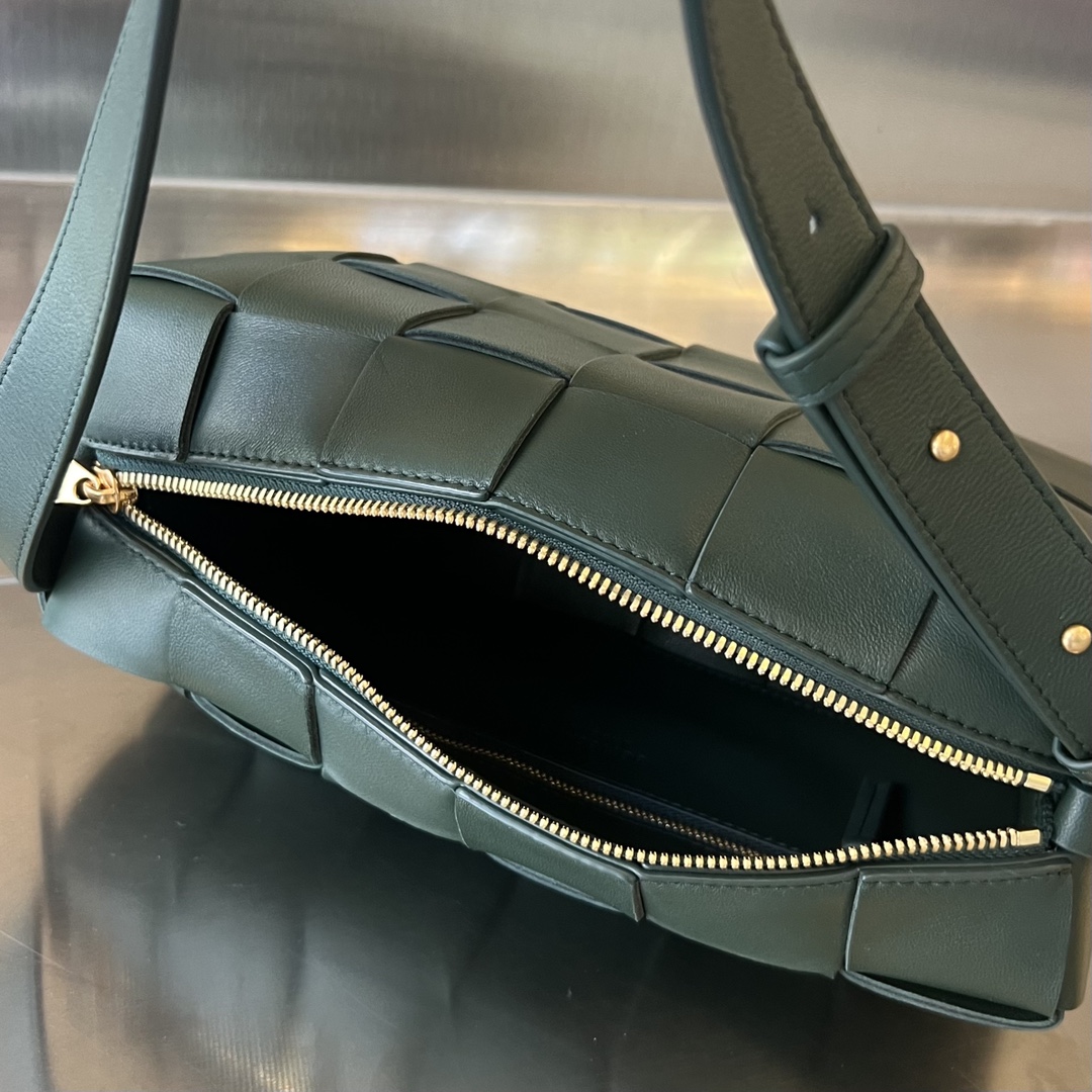 bo*te*ga Ve*ne*ta brick cassette