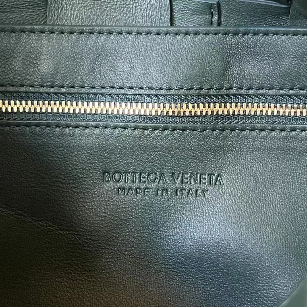 bo*te*ga Ve*ne*ta brick cassette