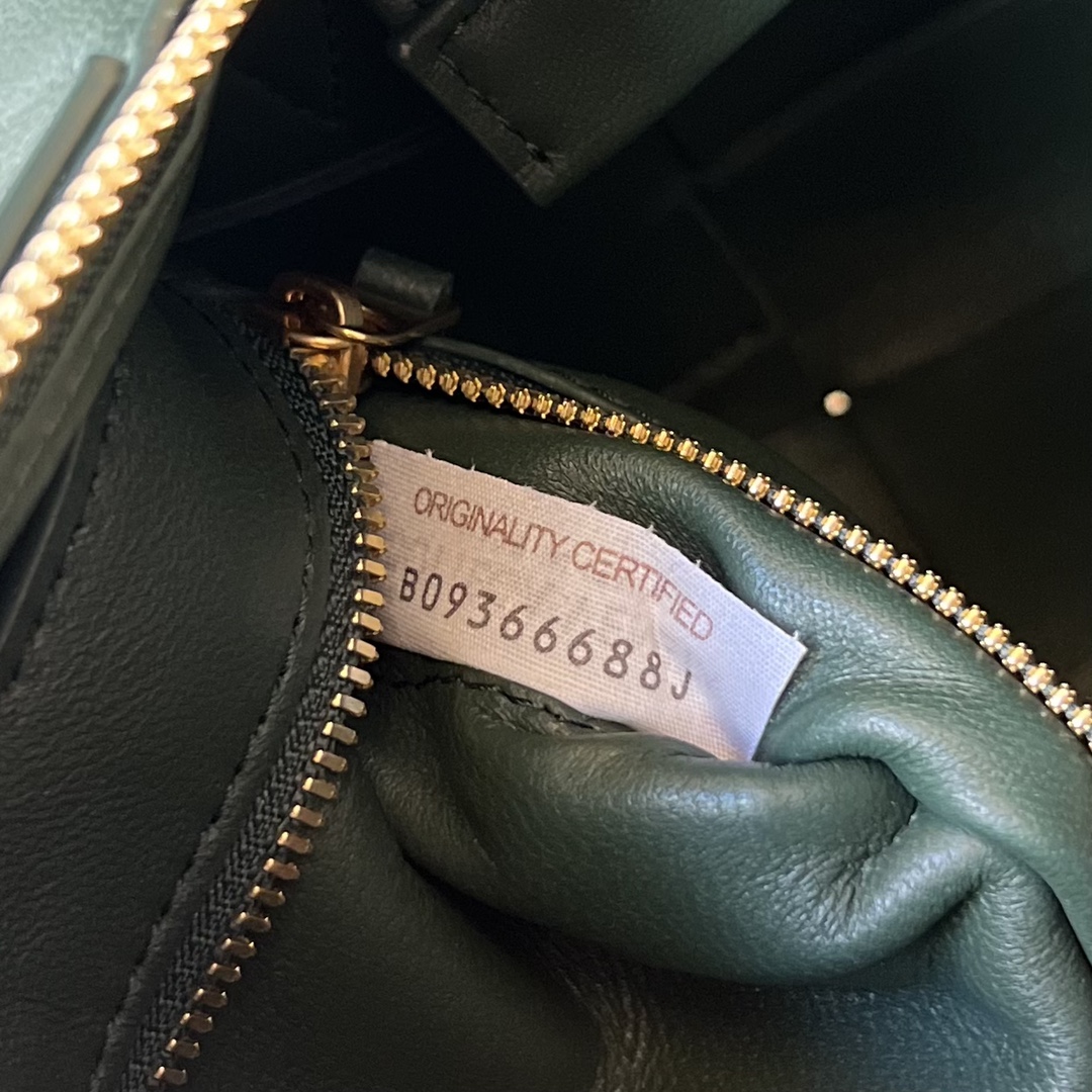 bo*te*ga Ve*ne*ta brick cassette