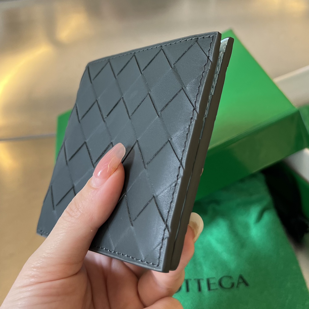 bo*te*ga Ve*ne*ta intrecciato bi-fold wallet