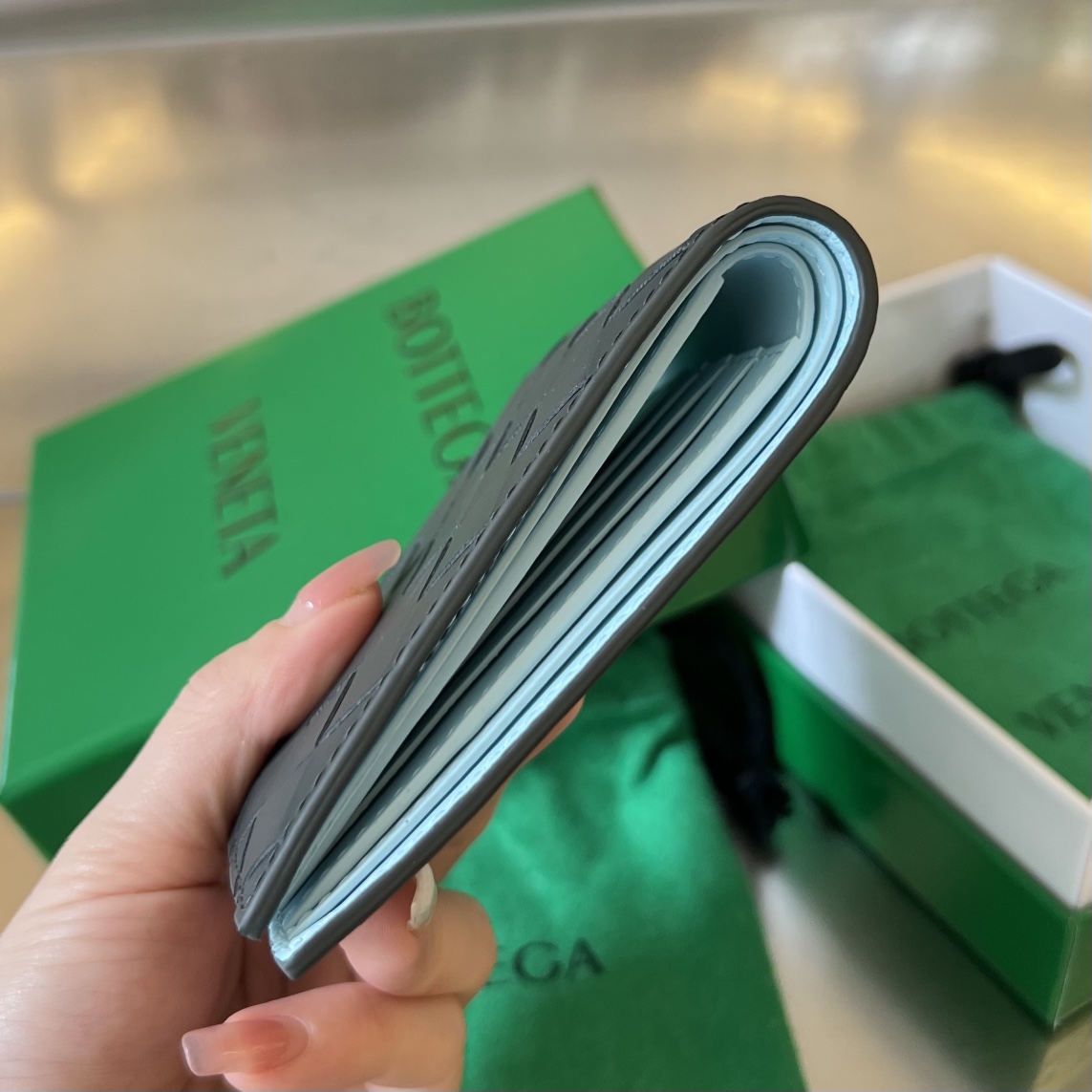 bo*te*ga Ve*ne*ta intrecciato bi-fold wallet