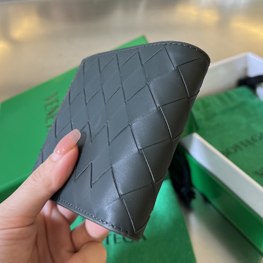 bo*te*ga Ve*ne*ta intrecciato bi-fold wallet