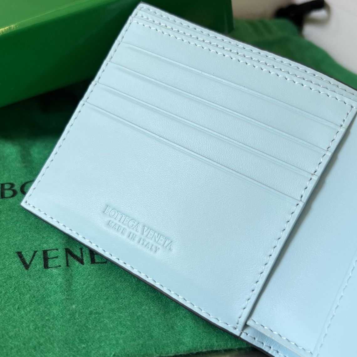 bo*te*ga Ve*ne*ta intrecciato bi-fold wallet