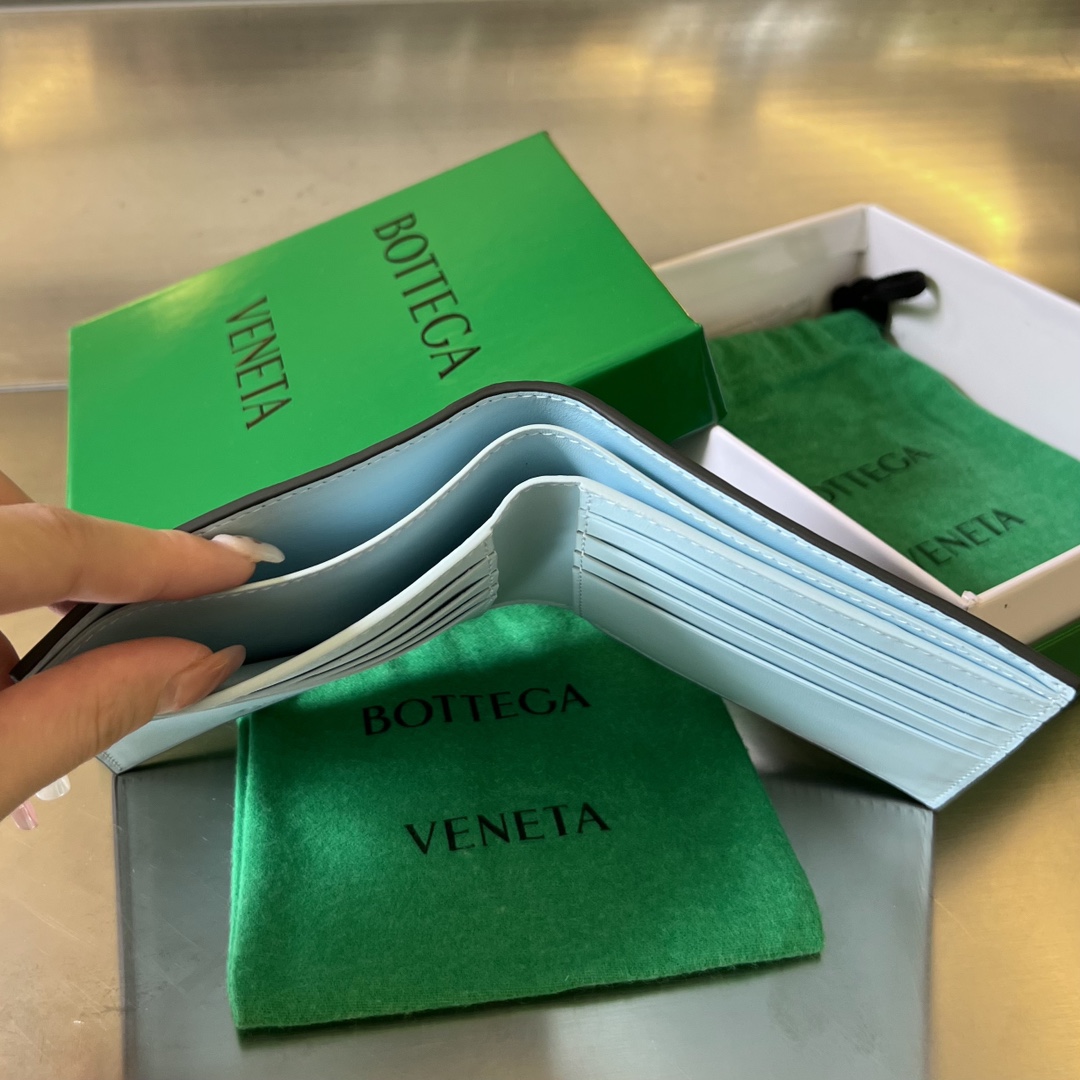 bo*te*ga Ve*ne*ta intrecciato bi-fold wallet