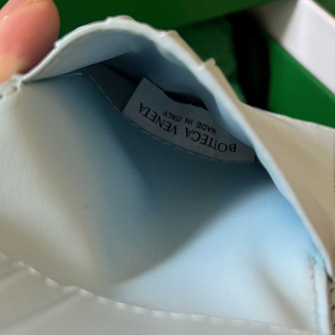 bo*te*ga Ve*ne*ta intrecciato bi-fold wallet