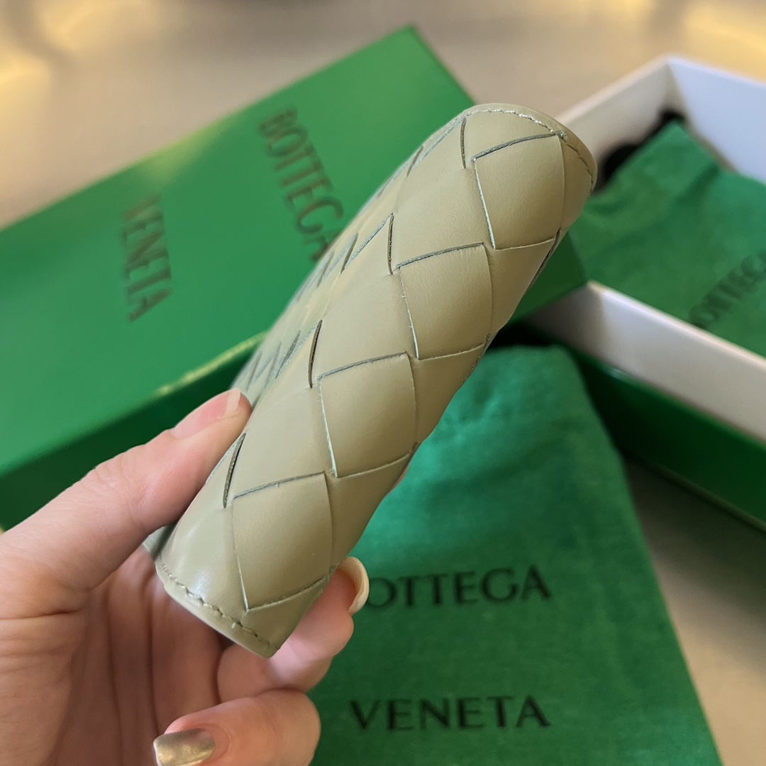 bo*te*ga Ve*ne*ta intrecciato bi-fold wallet