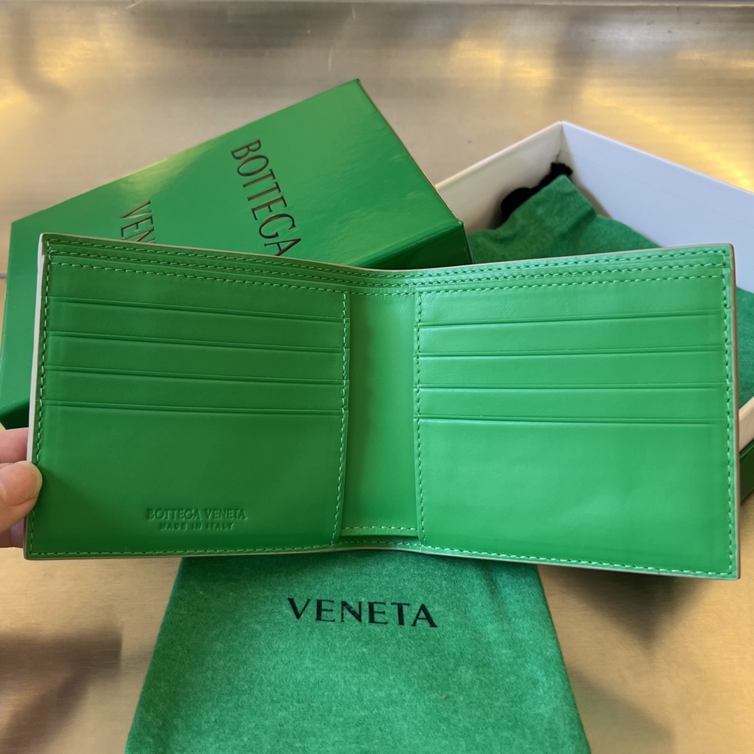 bo*te*ga Ve*ne*ta intrecciato bi-fold wallet