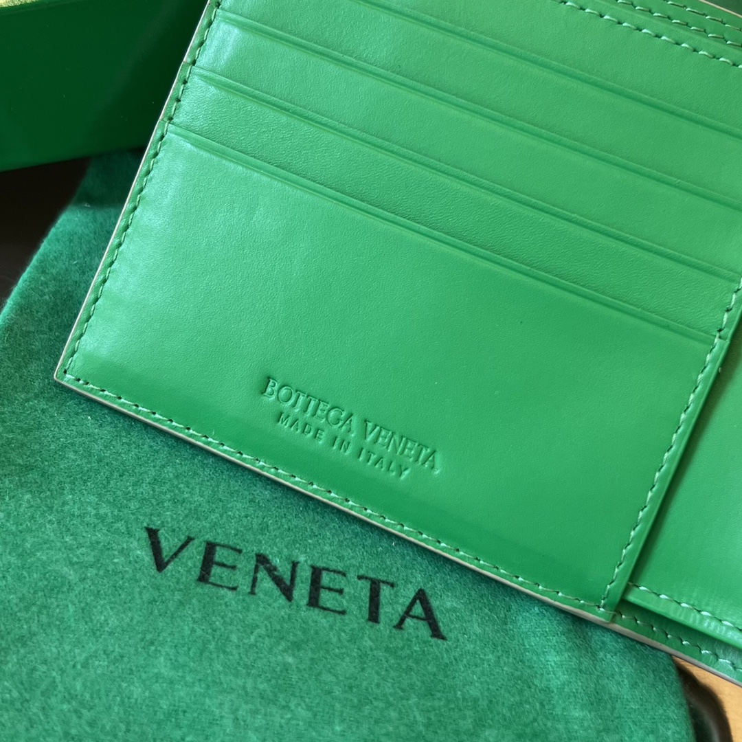 bo*te*ga Ve*ne*ta intrecciato bi-fold wallet