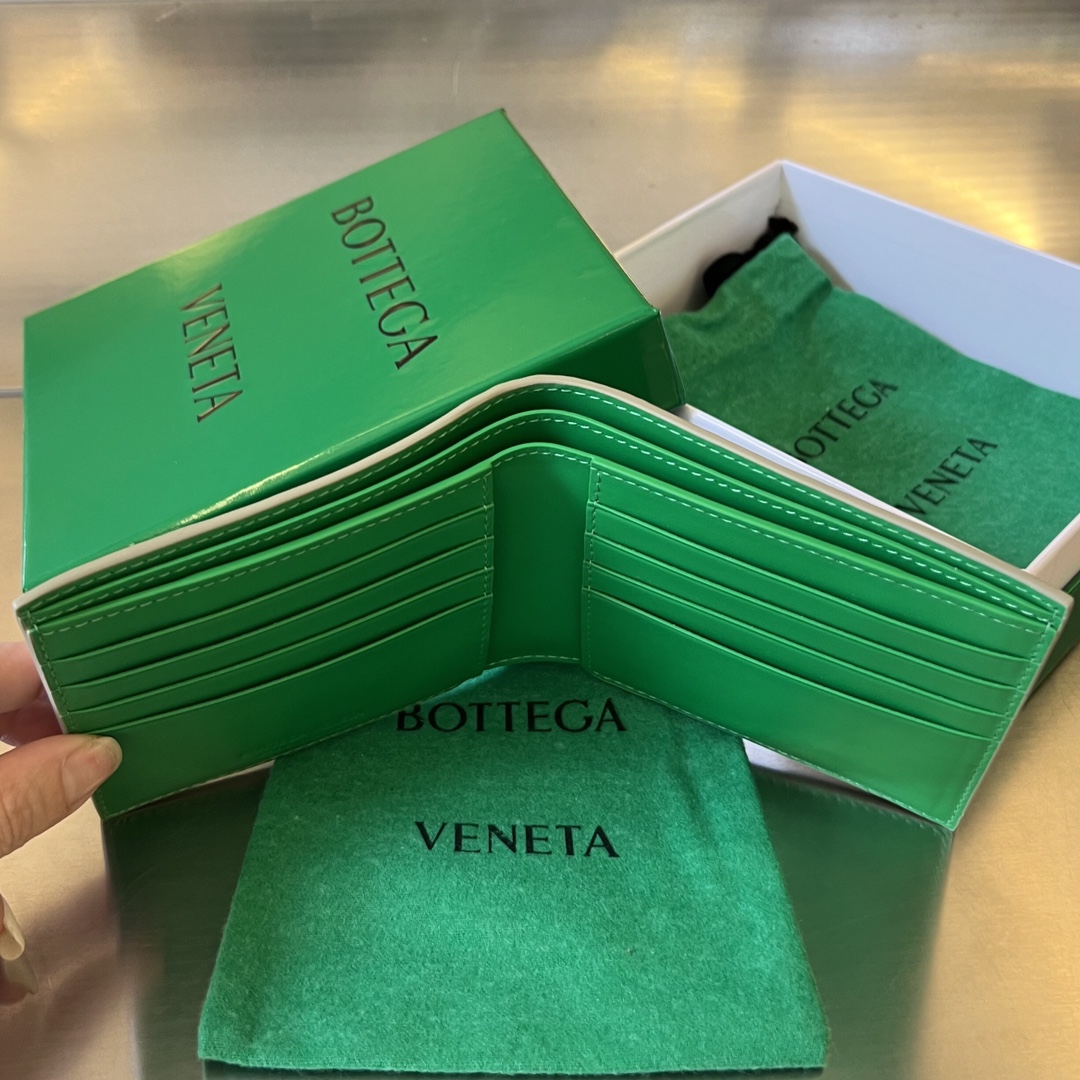 bo*te*ga Ve*ne*ta intrecciato bi-fold wallet