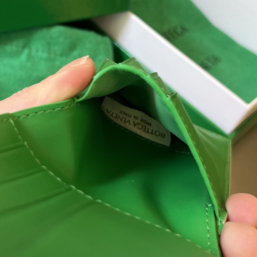 bo*te*ga Ve*ne*ta intrecciato bi-fold wallet