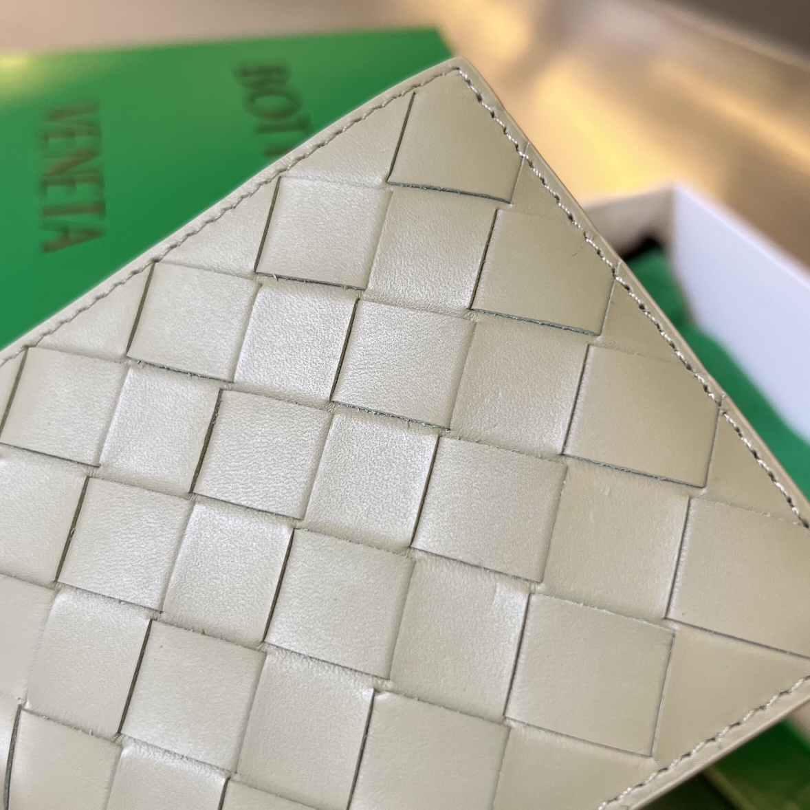 bo*te*ga Ve*ne*ta intrecciato bi-fold wallet