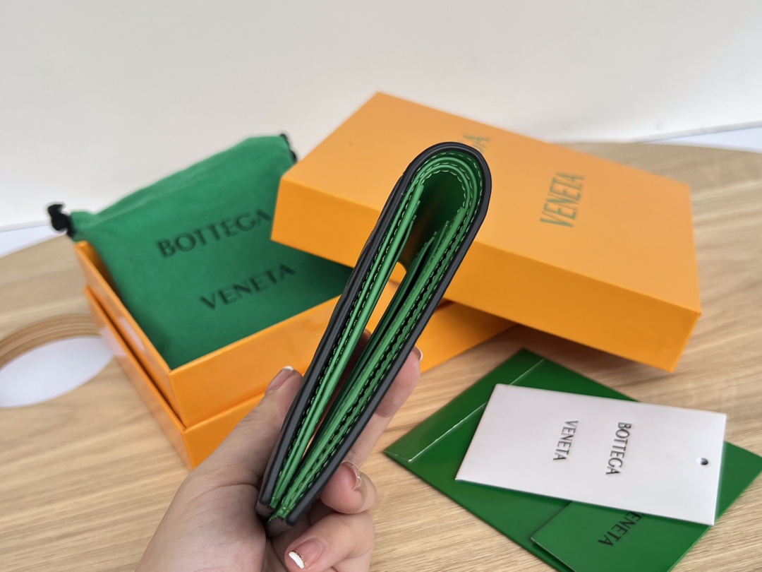 bo*te*ga Ve*ne*ta intrecciato bi-fold wallet