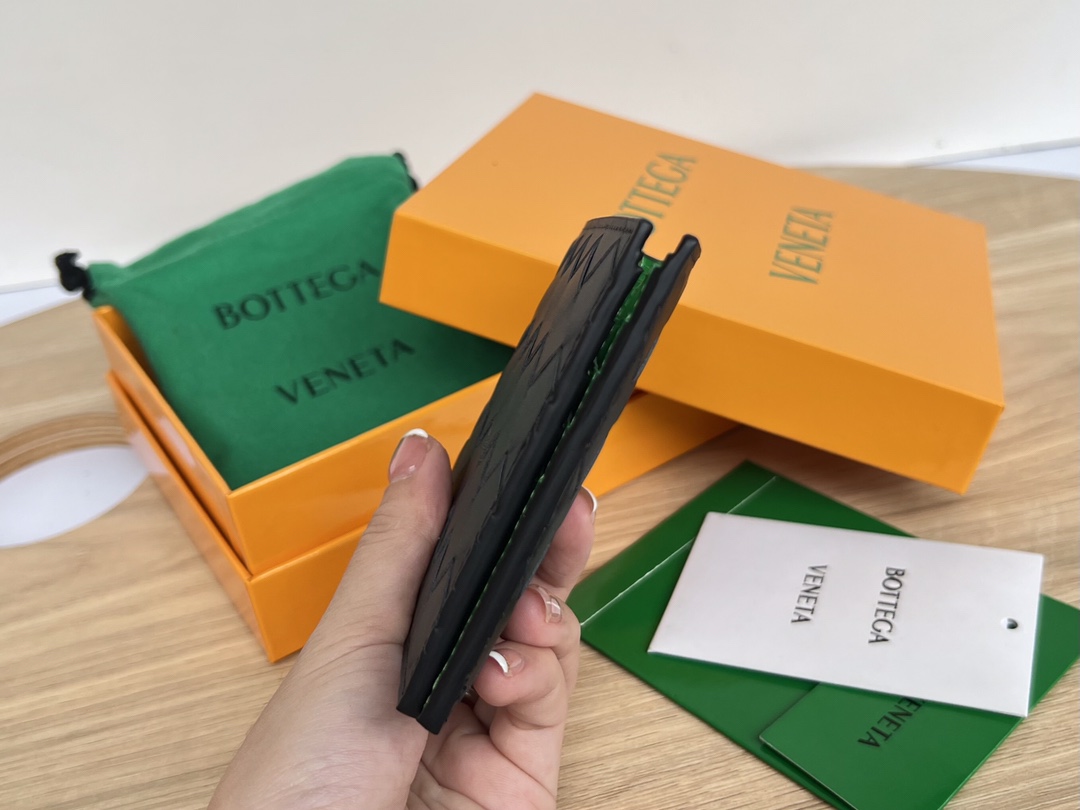 bo*te*ga Ve*ne*ta intrecciato bi-fold wallet