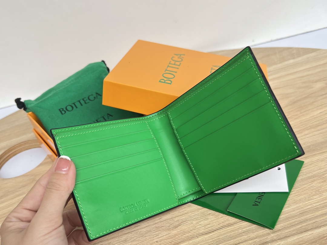 bo*te*ga Ve*ne*ta intrecciato bi-fold wallet