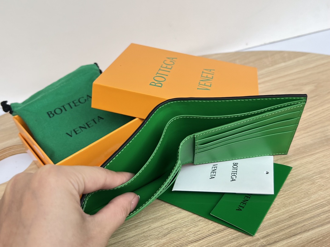 bo*te*ga Ve*ne*ta intrecciato bi-fold wallet