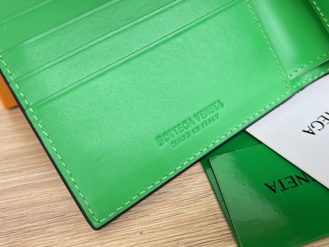 bo*te*ga Ve*ne*ta intrecciato bi-fold wallet