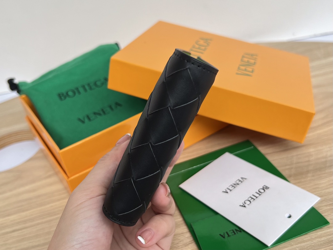 bo*te*ga Ve*ne*ta intrecciato bi-fold wallet