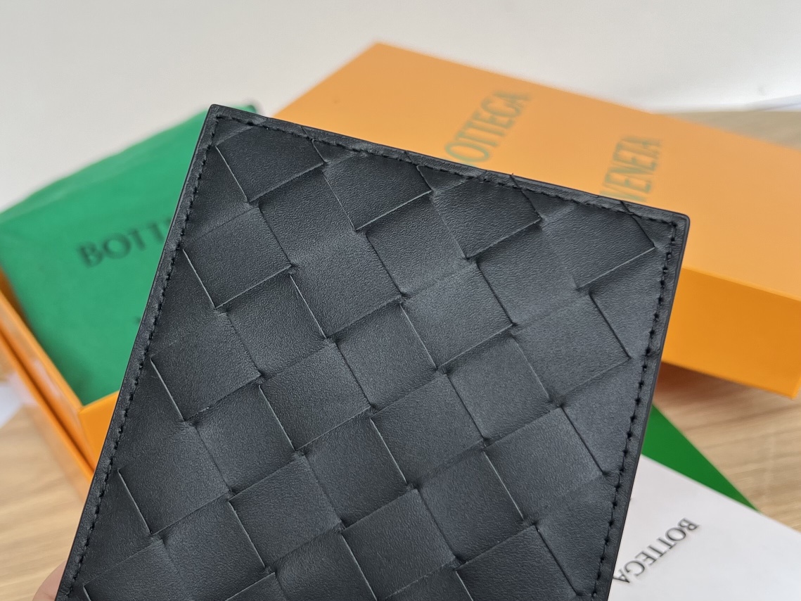 bo*te*ga Ve*ne*ta intrecciato bi-fold wallet