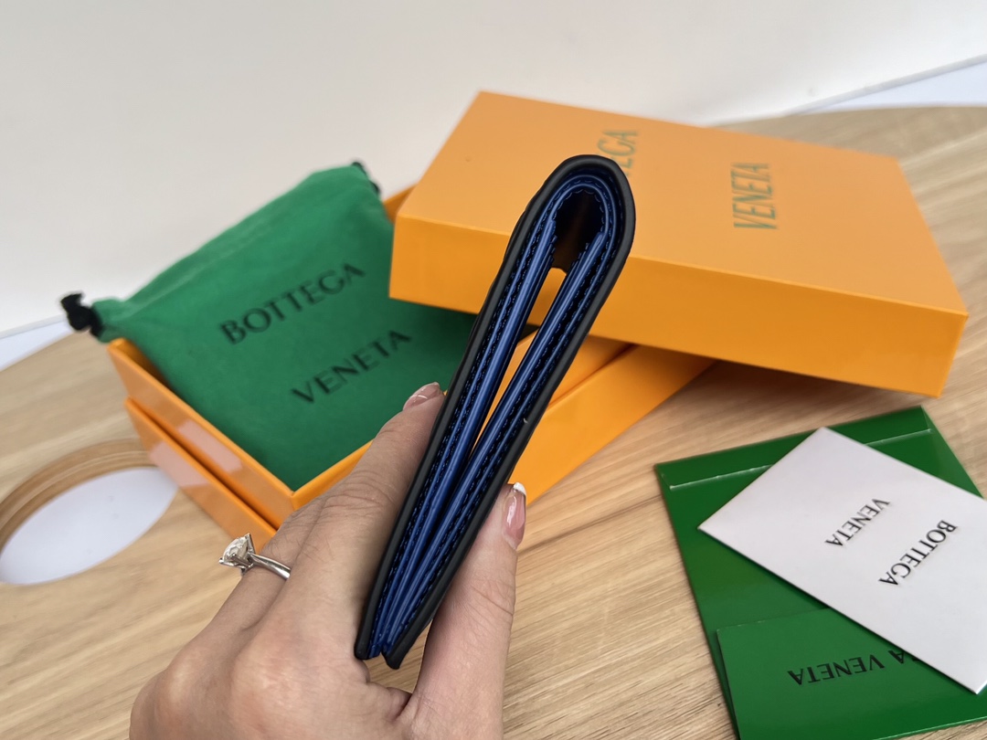 bo*te*ga Ve*ne*ta intrecciato bi-fold wallet