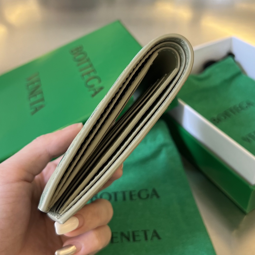 bo*te*ga Ve*ne*ta intrecciato bi-fold wallet