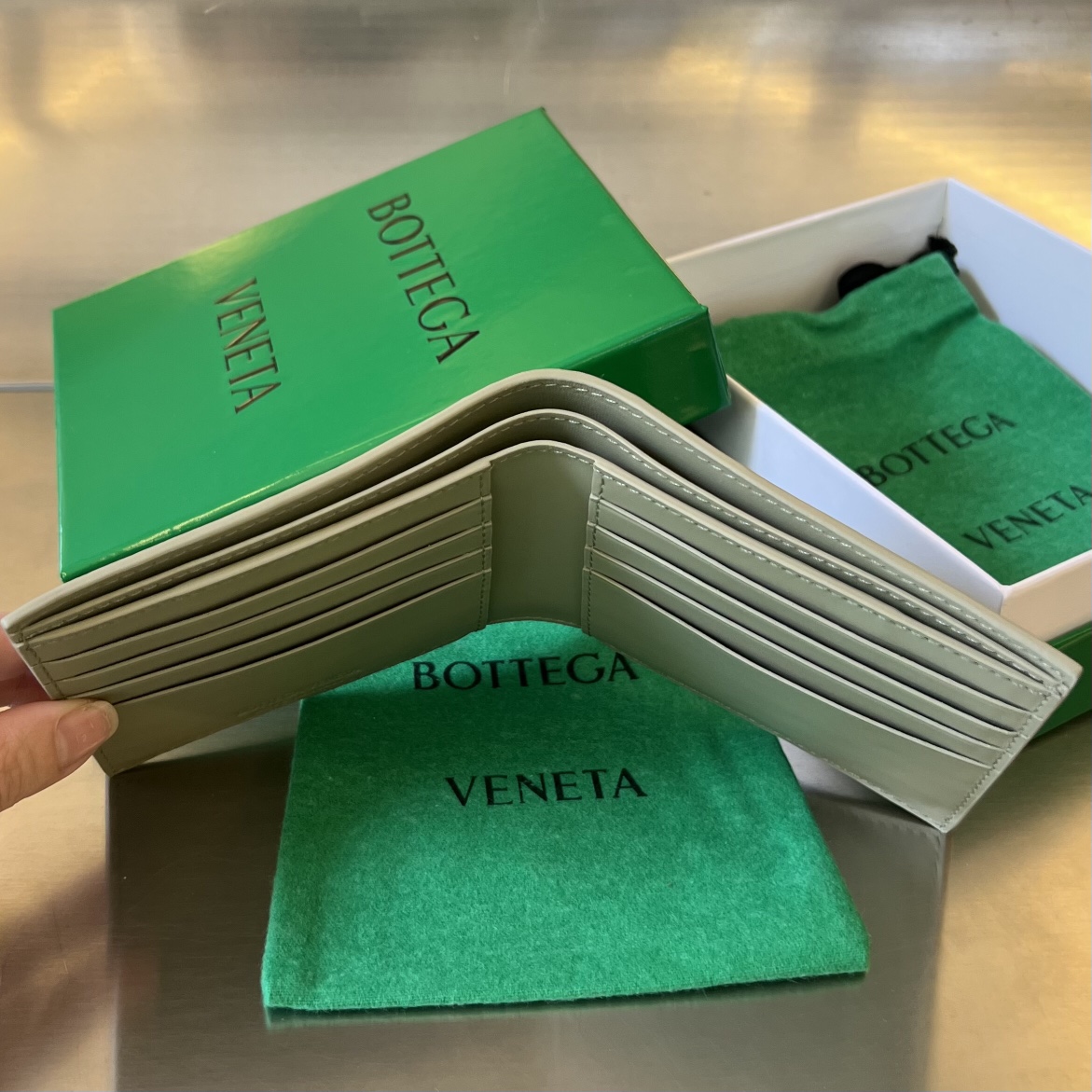 bo*te*ga Ve*ne*ta intrecciato bi-fold wallet