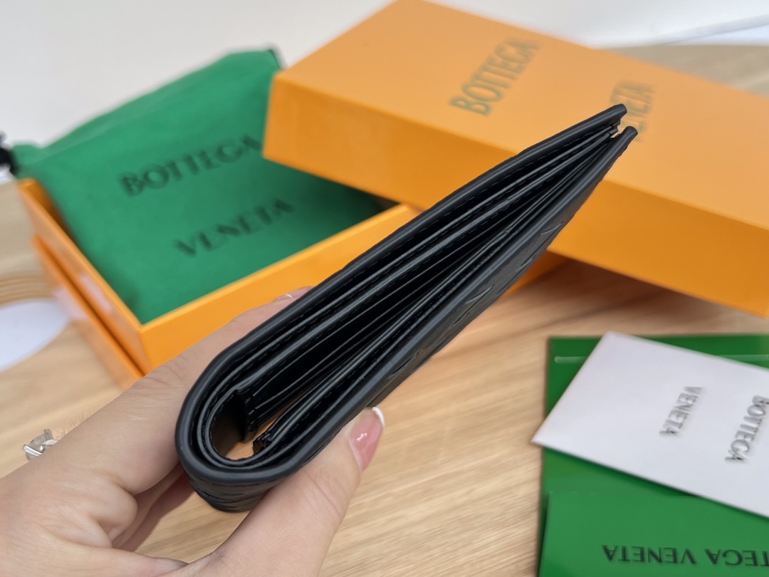 bo*te*ga Ve*ne*ta intrecciato bi-fold wallet