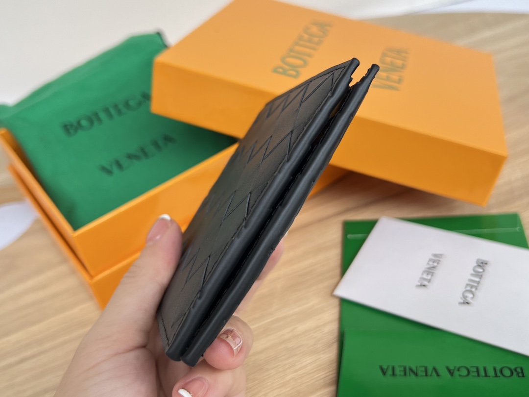 bo*te*ga Ve*ne*ta intrecciato bi-fold wallet