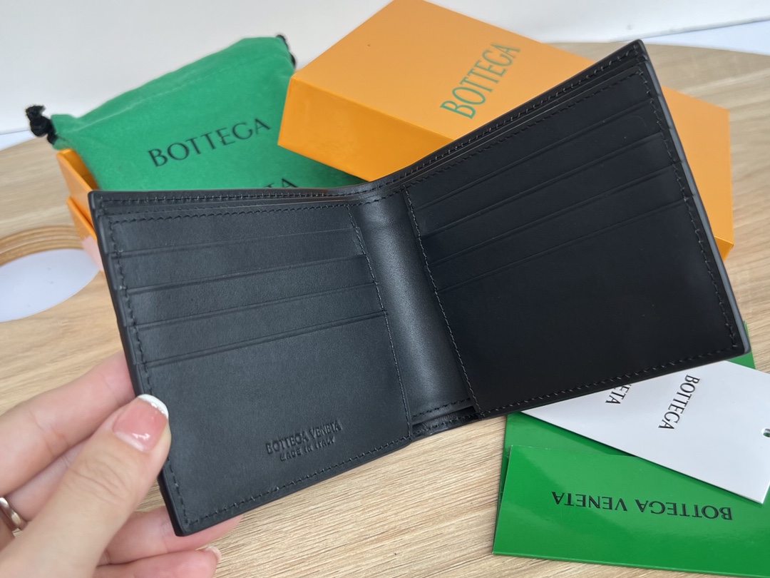 bo*te*ga Ve*ne*ta intrecciato bi-fold wallet