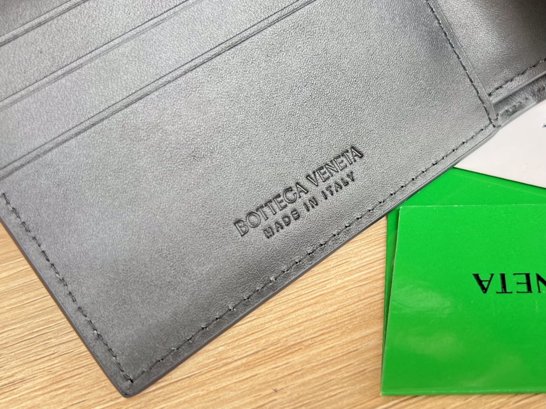 bo*te*ga Ve*ne*ta intrecciato bi-fold wallet