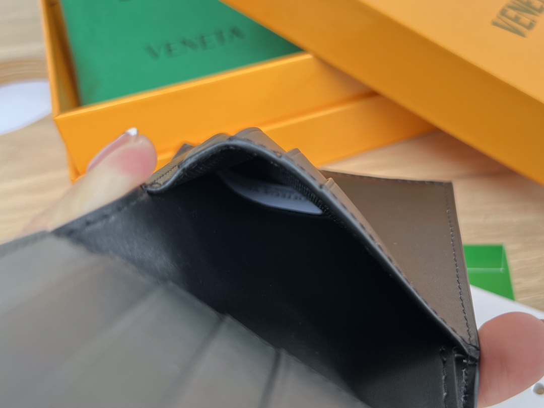 bo*te*ga Ve*ne*ta intrecciato bi-fold wallet