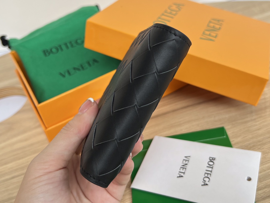 bo*te*ga Ve*ne*ta intrecciato bi-fold wallet