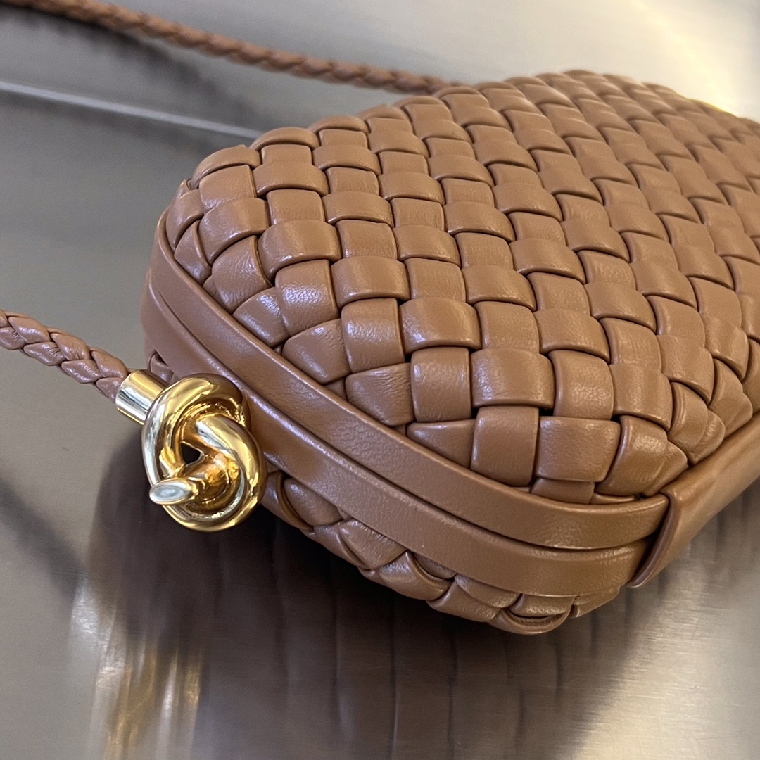 bo*te*ga Ve*ne*ta knot on strap