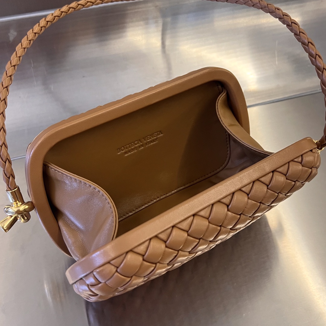 bo*te*ga Ve*ne*ta knot on strap