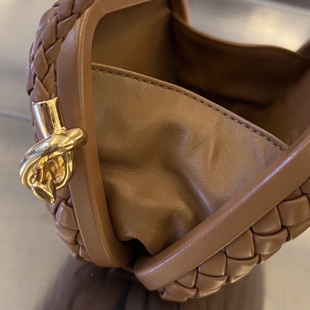 bo*te*ga Ve*ne*ta knot on strap