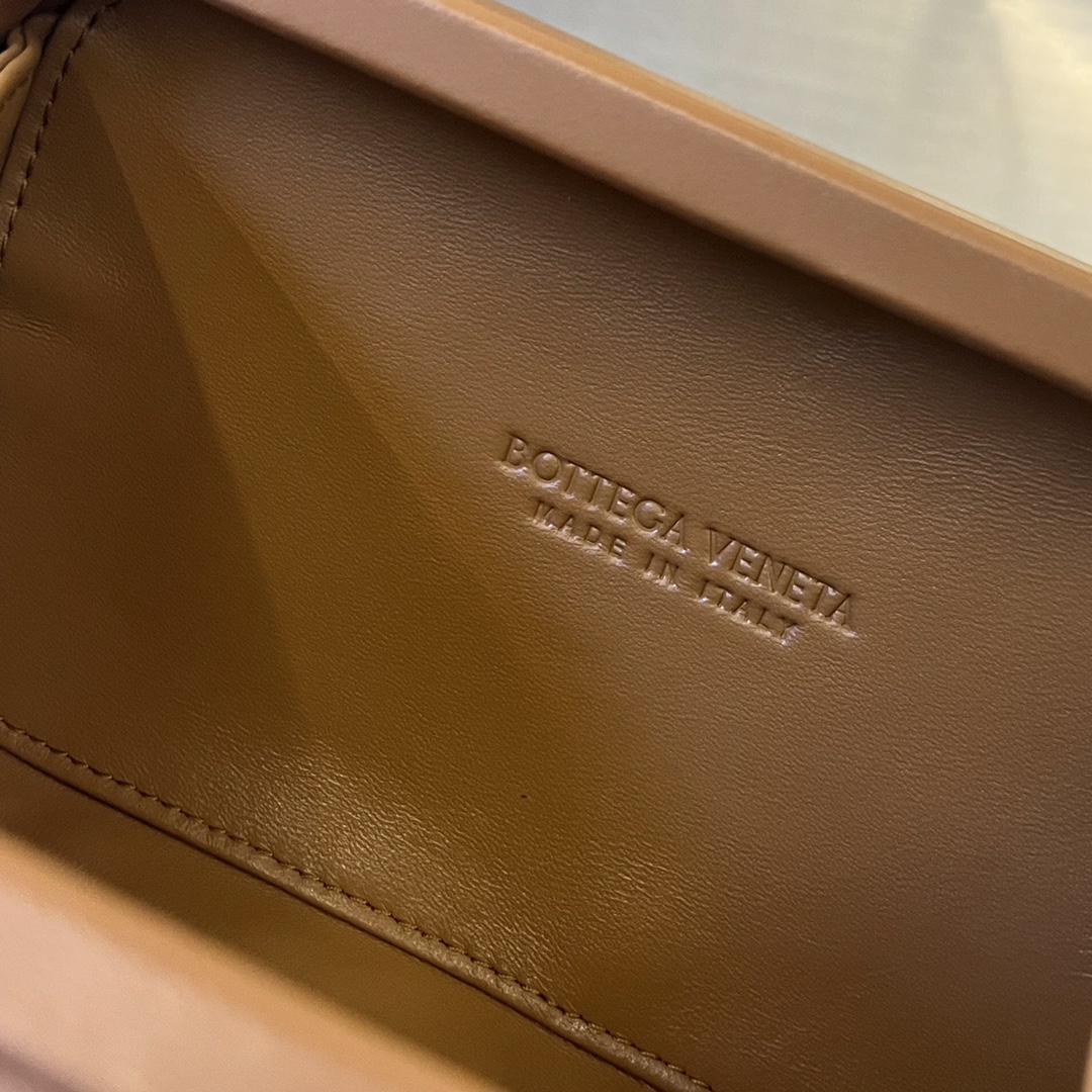 bo*te*ga Ve*ne*ta knot on strap