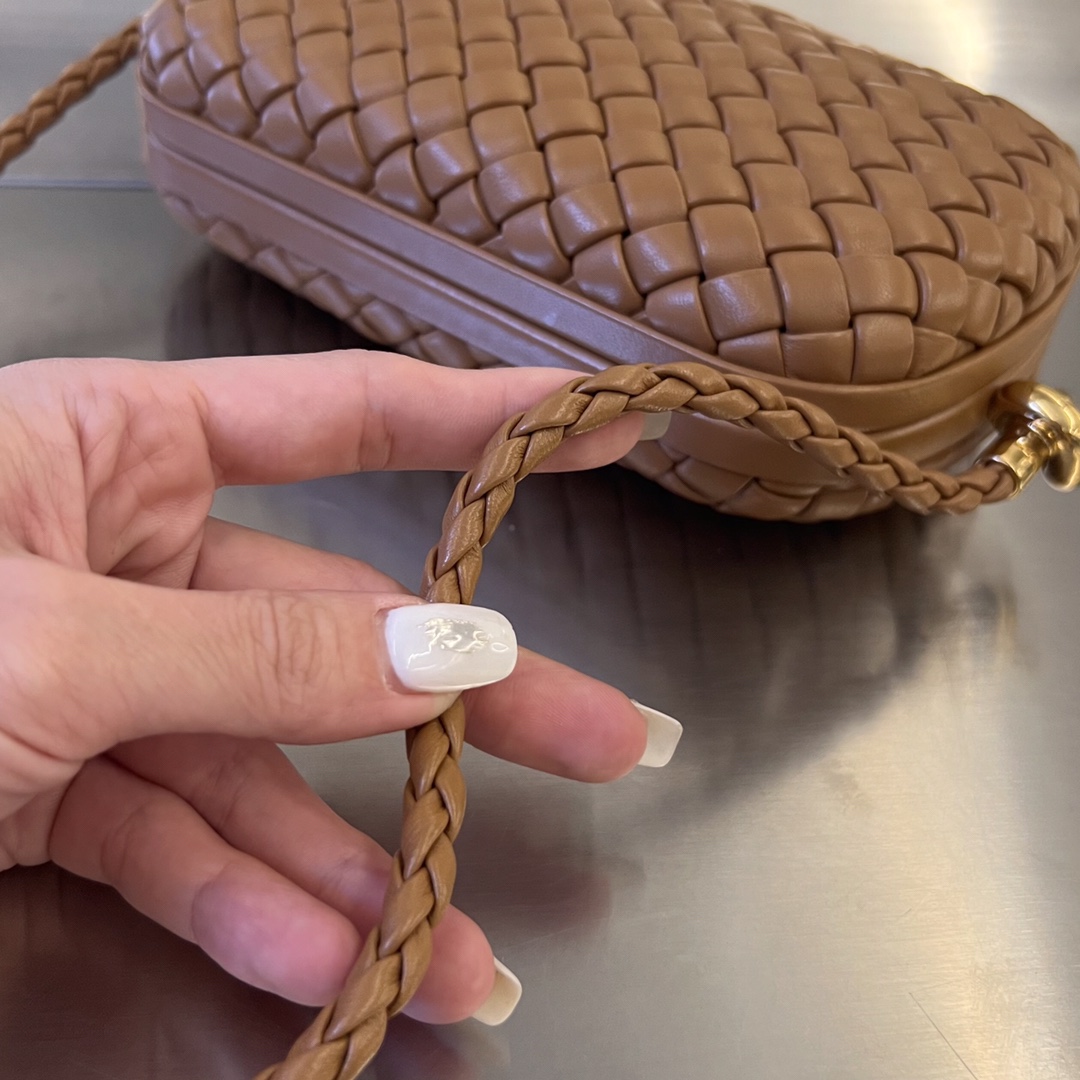 bo*te*ga Ve*ne*ta knot on strap