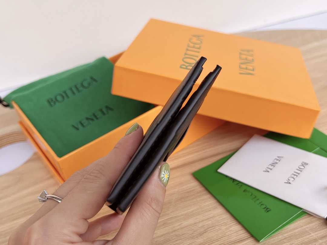 bo*te*ga Ve*ne*ta bv cassette bi-fold wallet