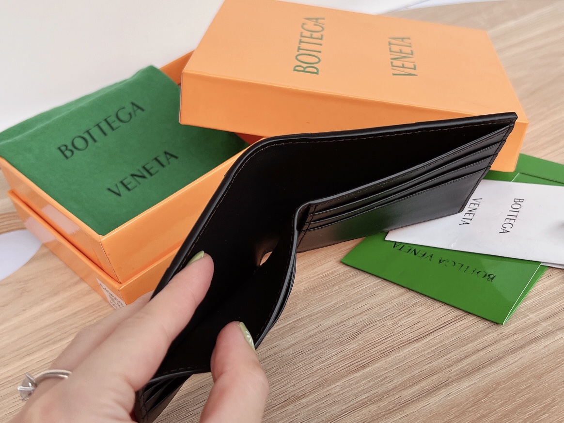 bo*te*ga Ve*ne*ta bv cassette bi-fold wallet