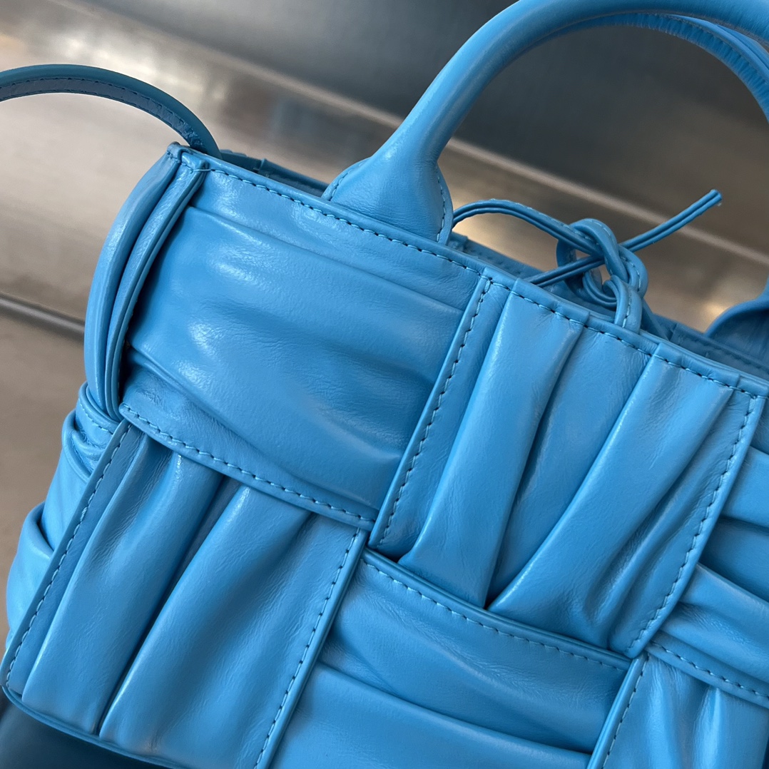 bo*te*ga Ve*ne*ta bv candy arco tote bag