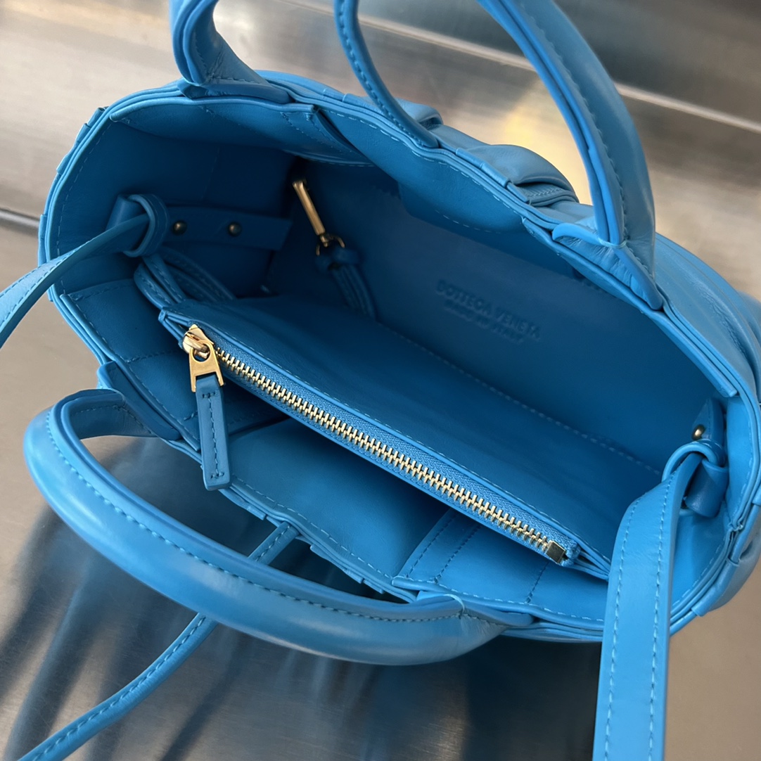 bo*te*ga Ve*ne*ta bv candy arco tote bag