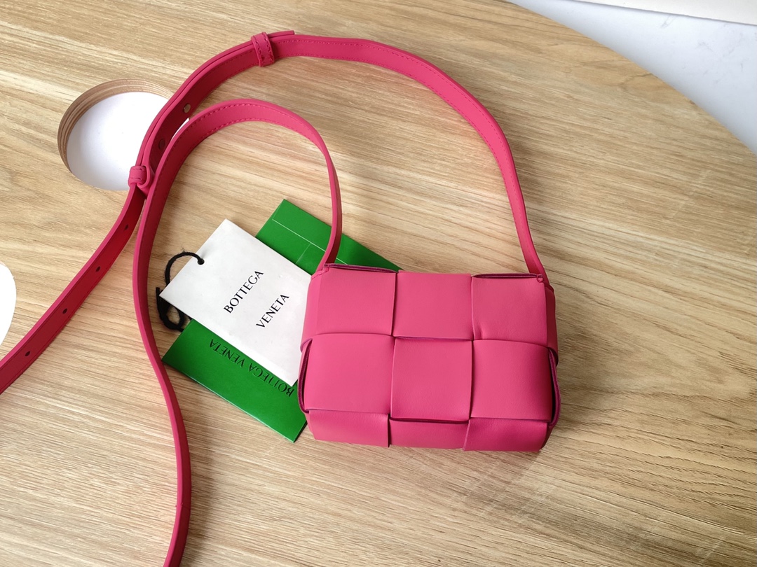 bo*te*ga Ve*ne*ta bv candy cassette